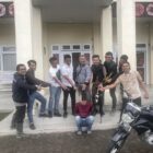 Petugas Polres Bener Meriah mengamankan terduga pelaku pembunuhan pasangan suami istri di Kecamatan Bukit, Senin (5/1/2026). Foto: Dok. Istimewa