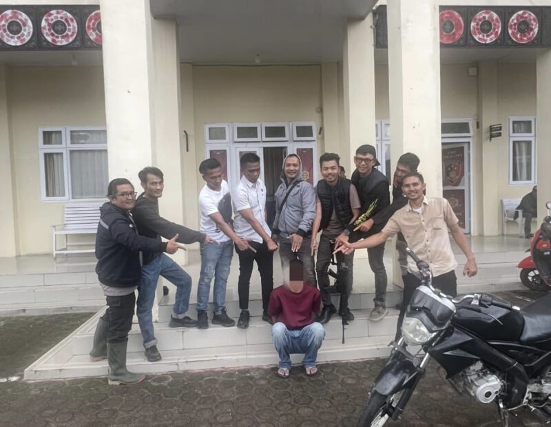 Petugas Polres Bener Meriah mengamankan terduga pelaku pembunuhan pasangan suami istri di Kecamatan Bukit, Senin (5/1/2026). Foto: Dok. Istimewa
