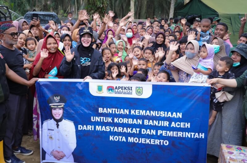 Wali Kota Banda Aceh Illiza Sa’aduddin Djamal menyapa dan membagikan perlengkapan sekolah kepada murid SDN 2 Tualang Cut, Aceh Tamiang, pascabanjir bandang, Minggu (4/1/2026). Foto: Dok. Prokopim Kota Banda Aceh