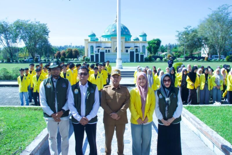 Bupati Safwandi foto bersama jajaran Pemerintah Kabupaten Aceh Jaya dan mahasiswa Kuliah Kerja Nyata (KKN) Reguler Angkatan XXV Universitas Teuku Umar (UTU) usai pelepasan resmi di halaman Kantor Bupati Aceh Jaya, Senin (5/1/2026). Foto: Dok. Pemkab Aceh Jaya