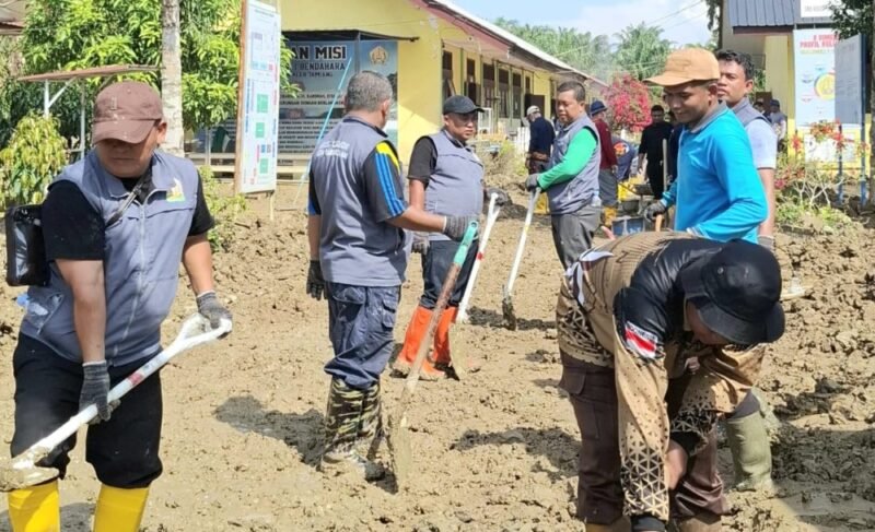 ASN Cabang Dinas Pendidikan Wilayah Subulussalam bersama MKKS SMA dan SMK membersihkan lumpur di SMA Negeri 1 Bendahara, Aceh Tamiang, pascabencana banjir dan tanah longsor, Sabtu (3/1/2026). Foto: Dok. Disdik Aceh