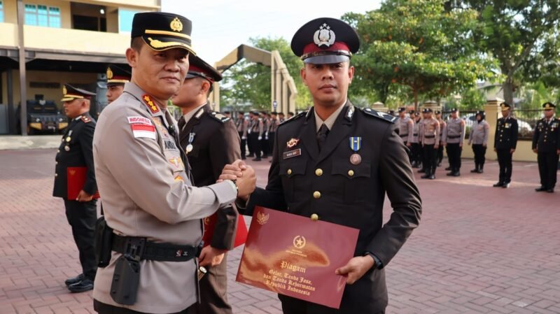 Personel Polresta Banda Aceh penerima Tanda Kehormatan Satyalancana Pengabdian usai upacara di Mapolresta Banda Aceh, Selasa (27/1/2026). Foto: Dok. Istimewa