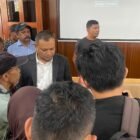 Kuasa hukum Anita, Yulfan, memberikan klarifikasi resmi terkait keikutsertaan kliennya dalam seleksi JPT Pratama Pemerintah Aceh, Selasa (20/01/2026). Foto: Dok. Istimewa