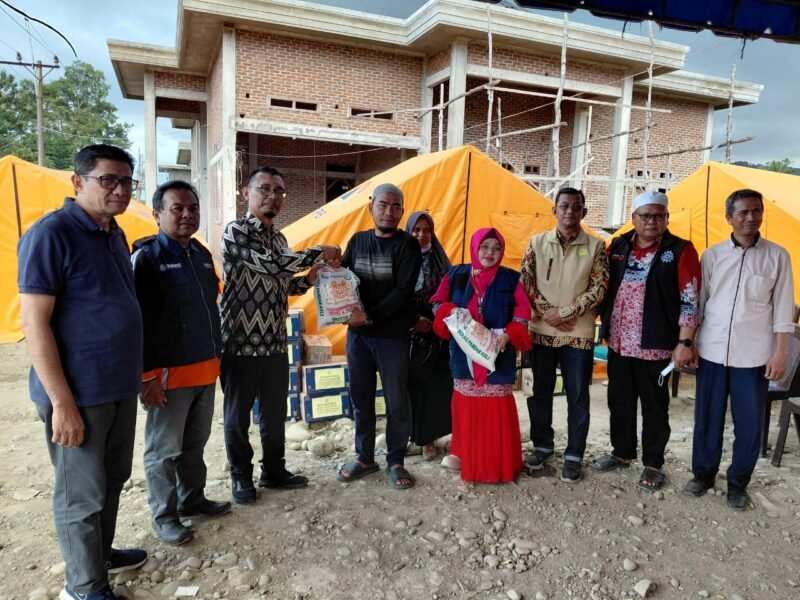 Dekan Fakultas Ekonomi Universitas Muhammadiyah Aceh bersama jajaran pimpinan fakultas menyerahkan bantuan kemanusiaan kepada warga terdampak banjir bandang di Gampong Blang Awe, Kecamatan Meureudu, Kabupaten Pidie Jaya, Jumat (17/1/2026). Foto: Dok. Istimewa