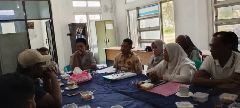 Plt Kepala DPMPKB Aceh Jaya, Dahrial, didampingi Sekretaris Dinas Moettaqien bersama jajaran DPMPKB dan pengurus PWI Aceh Jaya saat kegiatan Coffee Morning di kantor DPMPKB Aceh Jaya, Jumat (9/1/2026). Foto: Dok. Sanusi/NOA.co.id
