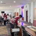 Plt. Kepala Biro PBJ Setda Aceh, Said Mardhatillah, bersama pegawai melakukan gotong royong membersihkan ruang kerja guna meningkatkan kekompakan dan kenyamanan kantor, Jumat (23/1/2026). Foto: Dok. Istimewa