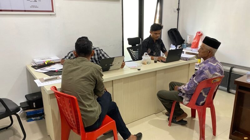 Pj Geuchik Gampong Kareung Ateuh, Syahrial, memberikan klarifikasi kepada penyidik Satreskrim Polres Aceh Jaya terkait isu keberadaan WNA di wilayah gampongnya, Jumat (30/1/2026). Foto: Dok. Istimewa