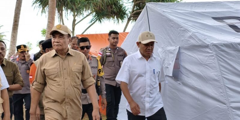 Wakil Gubernur Aceh, H. Fadhlullah, bersama Kapolda Aceh, Irjen Pol Drs. Marzuki Ali Basyah, MM, dan Pejabat Instansi terkait lainnya, mendampingi Menteri Koordinator Bidang Politik dan Keamanan (Menko Polkam) RI, Jenderal (Purn) Djamari Chaniago, beserta rombongan, saat meninjau lokasi terdampak bencana hidrometeorologi, di Gampong Kuala Cangkoy, Kec. Lapang, Kab. Aceh Utara, Rabu (7/1/2026). Foto: Dok. Biro Adpim Setda Aceh