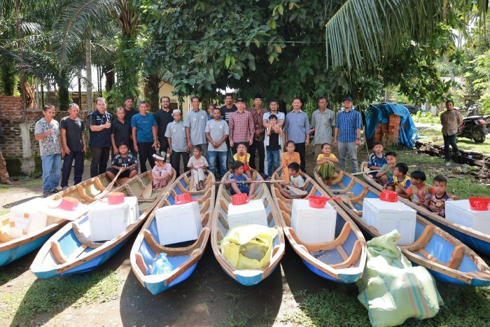 Bupati Aceh Barat Tarmizi SP, MM menyerahkan bantuan sarana perikanan kepada kelompok nelayan di salah satu desa di Aceh Barat, Senin (1/1/2026). Foto: Dok. Pemkab Aceh Barat