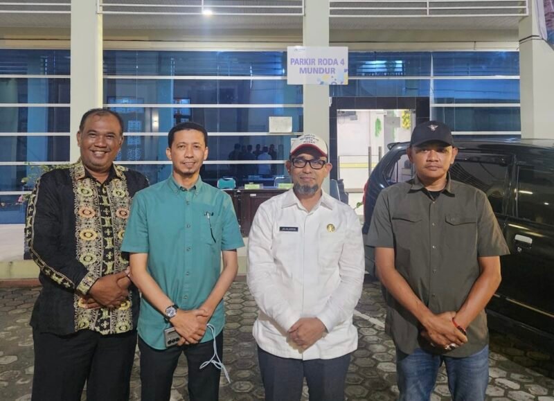 Sekdako Banda Aceh Jalaluddin bersama jajaran di Mal Pelayanan Publik Banda Aceh, Jumat (9/1/2026). Foto: Dok. Istimewa