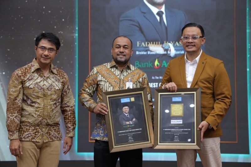 Direktur Utama Bank Aceh Syariah, Fadhil Ilyas, menerima penghargaan Top Sharia Regional Bank dan 20 Best CEO Syariah Awards pada Indonesia 20 Syariah Awards 2026 di Jakarta, Kamis (22/1/2026). Foto: Dok. Istimewa