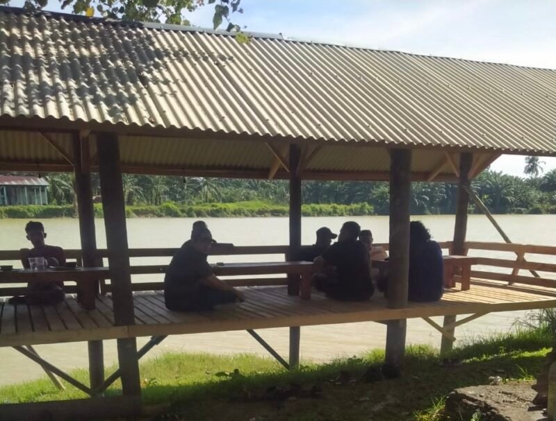 Kasat Reskrim Nagan Raya Duber hadapan dengan Ketua LSM LANA Pengkritik kinerja kepolisian terkait Isu Pembekingan Tambang Emas Ilegal, Sabtu (17/01/2026). Foto: Dok. Istimewa