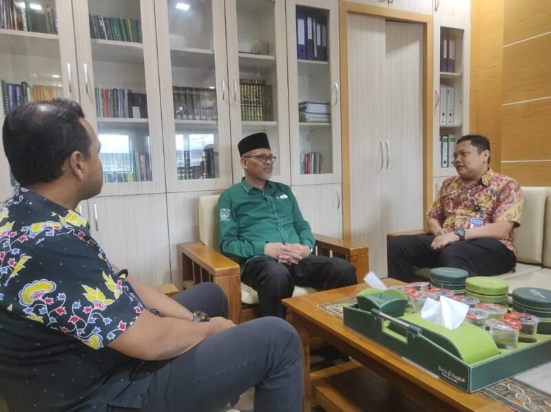 Kepala Disdukcapil Kota Banda Aceh, Heru Triwijanarko, menjelaskan rencana layanan KTP-el dan KK langsung bagi pasangan yang menikah di tiga masjid besar Banda Aceh. Foto: Dok. Diskominfo Kota Banda Aceh