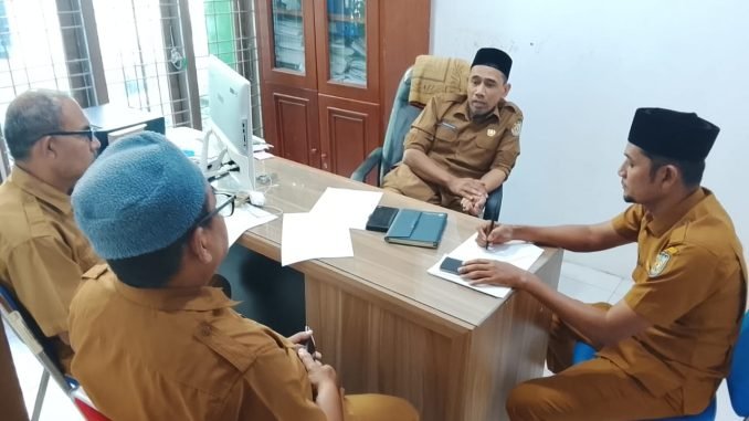 Kepala Dinas Syariat Islam Kota Banda Aceh, Alimsyah, memimpin rapat penguatan pengawasan Syariat Islam bersama jajaran Bidang Pengembangan Syariah di Banda Aceh, Senin (5/1/2026). Foto: Dok. Dinas Syariat Islam Kota Banda Aceh
