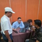 Kepala Bidang Sarana dan Prasarana Dinas Pendidikan Aceh, Dahlawi, S.Kom., M.Si., memberikan arahan kepada peserta Revitalisasi unsur Kepala Sekolah SMK dan SLB dalam proses penghitungan Rencana Anggaran Biaya (RAB), Jumat (30/1/2026). Foto: Dok. Istimewa