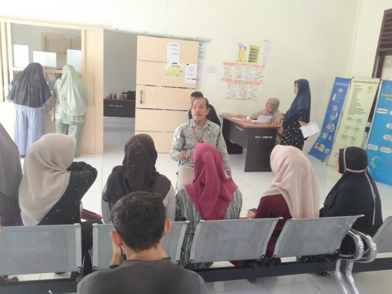 Kasi Pemberdayaan Dan Kelembagaan Bidang Dayasos Nagan Raya (Hasan Bintang  melayani Masyarakat Yang Mengajukan DTSEN). Foto: Dok. Istimewa