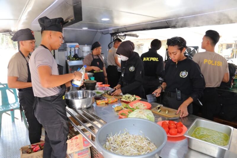 Taruna Akpol peserta Latsitardanus XLVI Tahun 2026 membantu proses memasak di dapur umum Posko Pengungsian Samsat Aceh Tamiang, Kamis (29/1/2026). Foto: Dok. Istimewa 