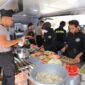 Taruna Akpol peserta Latsitardanus XLVI Tahun 2026 membantu proses memasak di dapur umum Posko Pengungsian Samsat Aceh Tamiang, Kamis (29/1/2026). Foto: Dok. Istimewa 
