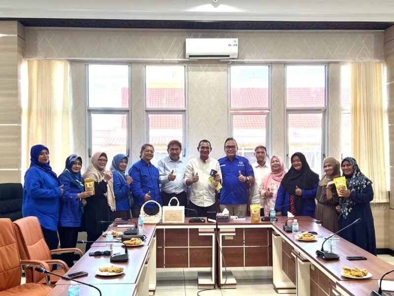 Suasana pertemuan APIKI DPW Aceh bersama Dinas Perindustrian dan Perdagangan Aceh dalam rangka memperkuat sinergi dan kolaborasi pengembangan UMKM di Aceh, Jumat (30/01/2026). Foto: Dok. Istimewa