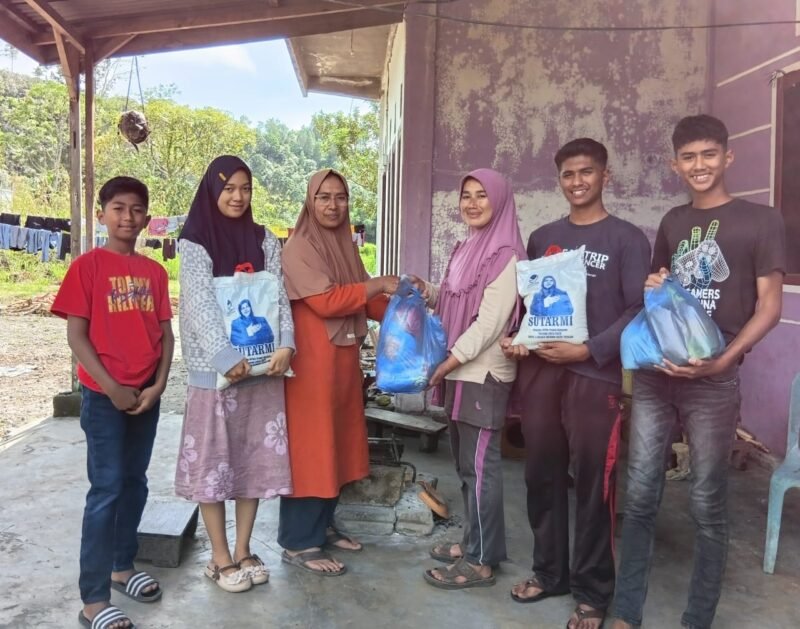 Kader Partai NasDem Yumilani menyerahkan bantuan kemanusiaan dari Anggota DPRA Sutarmi kepada warga terdampak bencana hidrometeorologi di Desa Suka Ramai Bawah, Kecamatan Wih Pesam, Bener Meriah. Foto: Dok. Istimewa