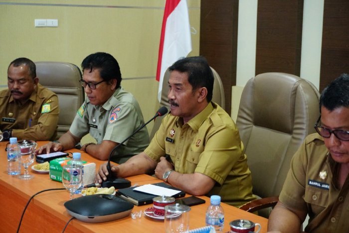 Wakil Bupati Aceh Besar Drs. H. Syukri memimpin Rapat Koordinasi Rehabilitasi dan Rekonstruksi Pascabencana (R3P) di Aula Kantor Bupati Aceh Besar, Senin (5/1/2026). Foto: Dok. MC Aceh Besar