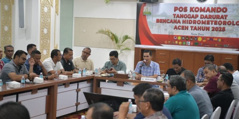 Sekretaris Daerah Aceh, M. Nasir, memimpin rapat persiapan penugasan Relawan ASN Tahap II di Posko Tanggap Darurat Kantor Gubernur Aceh, Kamis (1/1/2026). Foto: Dok. Biro Adpim Setda Aceh