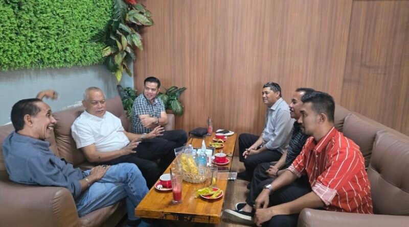 Teuku Kamaruzzaman (tengah) saat diskusi dengan awak media, Selasa (6/1/2026). Foto: Dok. Istimewa