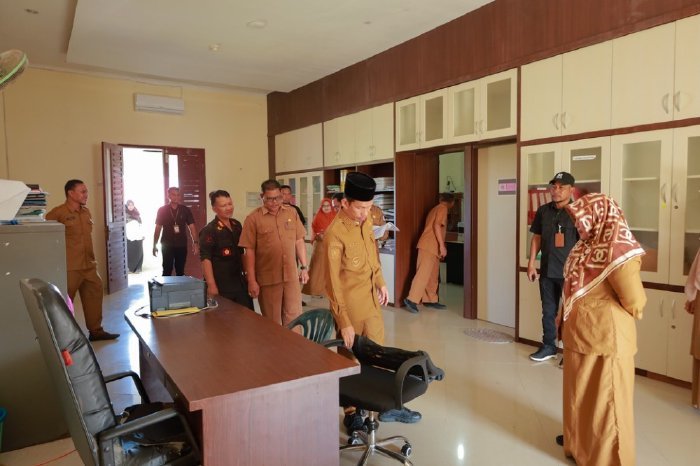 Bupati Aceh Barat, Tarmizi SP, MM bersama Wakil Bupati dan jajaran melakukan Sidak ke kantor SKPK di lingkungan Pemkab Aceh Barat, Senin (5/1/2025). Foto: Dok. Pemkab Aceh Barat