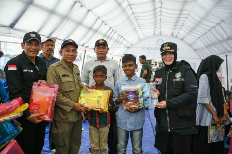 Wali Kota Banda Aceh Illiza Sa’aduddin Djamal saat menyerahkan bantuan dan melakukan trauma healing kepada siswa korban banjir bandang di Kecamatan Meurah Dua, Kabupaten Pidie Jaya, Kamis (1/1/2026). Foto: Dok. Prokopim Kota Banda Aceh