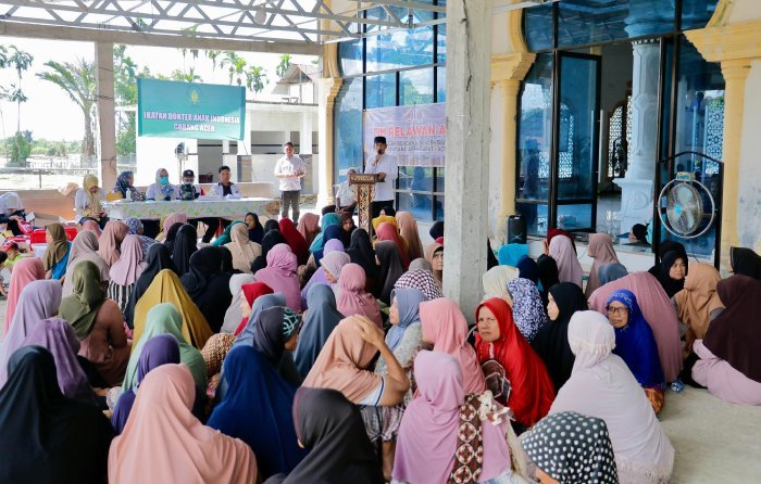 Bupati Aceh Barat Tarmizi meninjau langsung pelayanan pengobatan gratis yang digelar bersama IDI dan PDGI Aceh Barat di Gampong Keutambang, Pantai Ceureumen, Rabu (31/12/2025). Foto: Dok. Pemkab Aceh Barat