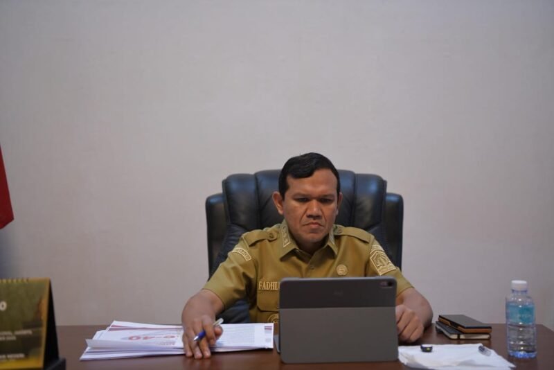 Wakil Gubernur Aceh Fadhlullah mengikuti rapat virtual bersama Mendagri Tito Karnavian dan Mensos Saifullah Yusuf membahas penyaluran bantuan bagi korban banjir dan longsor di Aceh, Selasa (6/1/2026). Foto: Dok. Istimewa