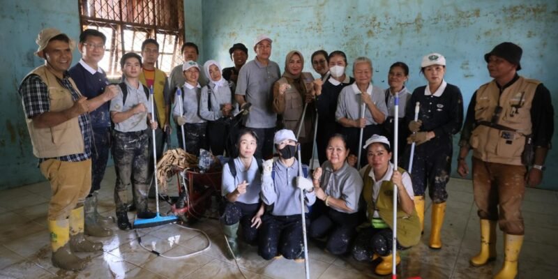 Ketua TP-PKK Aceh, Ny. Marlina Muzakir selaku Bunda Guru Aceh, didampingi Plt Kepala Dinas Pendidikan Aceh Murthalamuddin, foto bersama para guru, siswa dan wali siswa SLB Negeri Pembina Aceh Tamiang, yang terjun langsung membersihkan material lumpur di sekolah yang berada di Desa Landuh Kecamatan Rantau, Aceh Tamiang, Minggu (11/1/2026). Foto: Dok. Biro Adpim Setda Aceh 