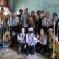 Ketua TP-PKK Aceh, Ny. Marlina Muzakir selaku Bunda Guru Aceh, didampingi Plt Kepala Dinas Pendidikan Aceh Murthalamuddin, foto bersama para guru, siswa dan wali siswa SLB Negeri Pembina Aceh Tamiang, yang terjun langsung membersihkan material lumpur di sekolah yang berada di Desa Landuh Kecamatan Rantau, Aceh Tamiang, Minggu (11/1/2026). Foto: Dok. Biro Adpim Setda Aceh 