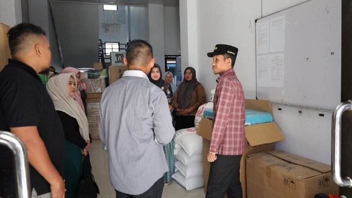 Bupati Aceh Barat Tarmizi SP, MM menyerahkan bantuan peralatan dan bahan baku produksi kepada kelompok pengolah hasil perikanan di halaman Kantor DKP Aceh Barat, Kamis (1/1/2026). Foto: Dok. Pemkab Aceh Barat