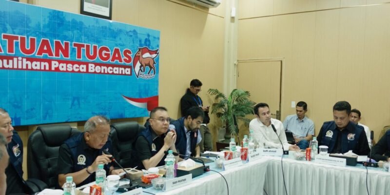 Gubernur Aceh Muzakir Manaf (Mualem) saat menghadiri rapat penanganan bencana bersama jajaran menteri dan DPR RI di Banda Aceh, Selasa (30/12/2025). Foto: Dok. Biro Adpim Setda Aceh