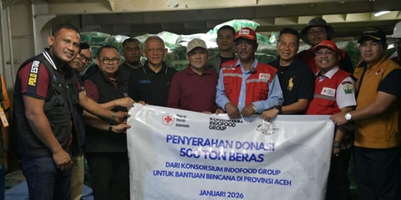 Wakil Gubernur Aceh Fadhlullah menerima bantuan kemanusiaan dari Pengurus Pusat PMI Nasional Sudirman Said di Pelabuhan Krueng Geukuh, Aceh Utara, Jumat (9/1/2026). Foto: Dok. Biro Adpim Setda Aceh