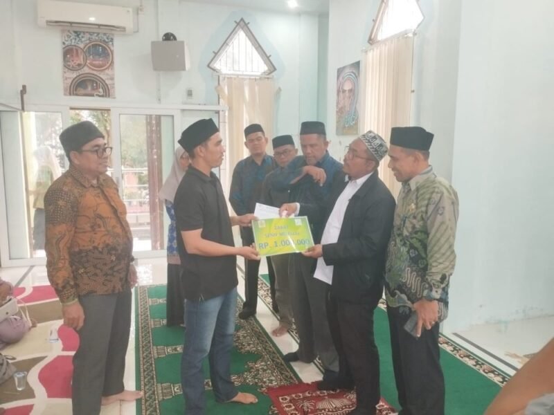 Darwin Hutagaol saat mengucapkan dua kalimat syahadat di Dinas Syariat Islam Kota Banda Aceh, disaksikan oleh Ketua Baitul Mal dan jajaran DSI, Kamis (8/1/2026). Foto: Dok. Diskominfo Kota Banda Aceh
