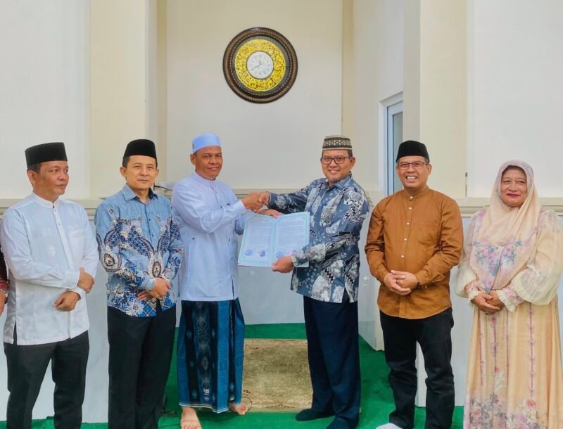 Pimpinan Dayah Nurul Huda Al-Aziziyah (NUHA), Tgk. H. Faisal Abdullah (Walidi Lamno), menerima Surat Keputusan (SK) Satuan Pendidikan Muadalah (SPM) jenjang Wustha dan Ulya dari Kakanwil Kemenag Aceh Drs. H. Azhari, M.Si di Aula Kantor Wilayah Kementerian Agama Provinsi Aceh, Banda Aceh, Sabtu (10/1/2026). Foto: Dok. Sanusi/NOA.co.id