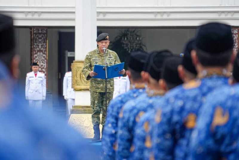 Deputi Bidang Koordinasi Pertahanan Negara dan Kesatuan Bangsa, Mayjen TNI Purwito Hadi Wardhono, saat membacakan sambutan Menko Polkam, Jenderal TNI (Purn) Djamari Chaniago di Lapangan Kemenko Polkam, Senin (19/1/2026). (Foto : NOA.co.id/HO-Polkam RI).