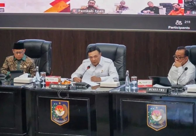 Menko Polkam Djamari Chaniago (Tengah) saat Rapat Koordinasi Satuan Tugas Percepatan Rehabilitasi dan Rekonstruksi Pascabencana Alam Provinsi Aceh, Sumatra Utara, dan Sumatra Barat di Kantor Kementerian Dalam Negeri, Jakarta, Kamis (15/1/2026). (NOA.co.id/HO-Kemenko Polkam).