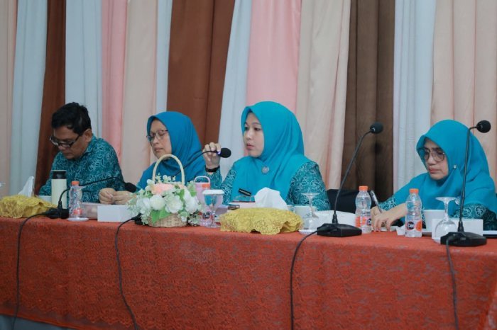 Ketua TP PKK Aceh Besar Hj. Rita Mayasari saat memimpin pertemuan dengan Ketua TP-PKK Kecamatan se-Aceh Besar di Gedung Dekranasda Aceh Besar, Rabu (7/1/2026). Foto: Dok. MC Aceh Besar