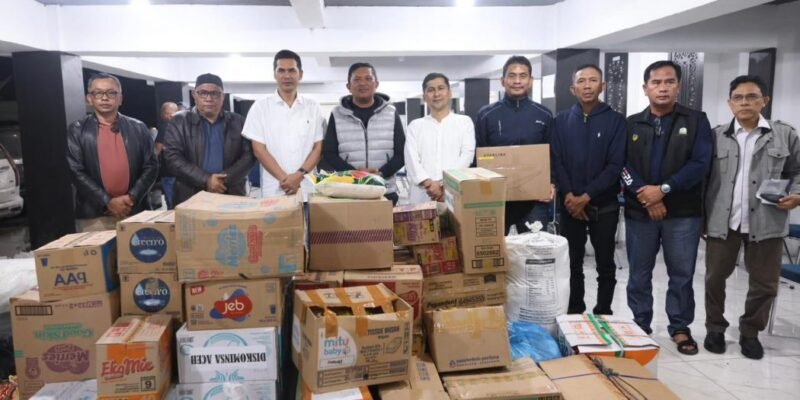 Sekda Aceh, M. Nasir, S.IP, MPA., didampingi Asisten Pemerintahan, Keistimewaan Aceh dan Kesejahteraan Rakyat Sekda Aceh, Drs. Syakir, M.Si, menyerahkan bantuan logistik untuk korban bencana Banjir dan Longsor Gayo Lues, yang diterima oleh Bupati Gayo Lues, Suhaidi, S.Pd, M.Si, untuk disalurkan, di Pendopo Bupati Gayo Lues, Jum'at, (2/1/2026). Foto: Dok. Biro Adpim Setda Aceh