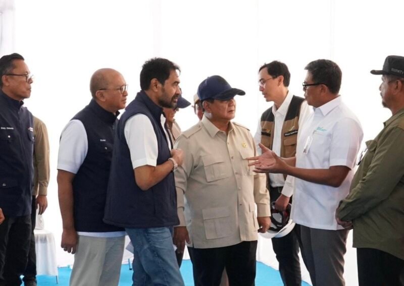 Presiden Prabowo Subianto meninjau pembangunan Rumah Hunian Sementara (Huntara) Danantara di Aceh Tamiang, didampingi jajaran Danantara Indonesia dan Direktur Utama BSI Anggoro Eko Cahyo, Kamis (1/1/2026). Foto: Dok. Istimewa