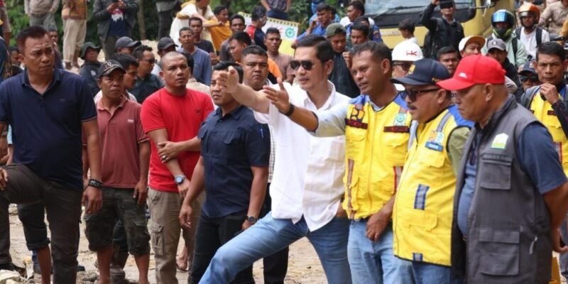 Sekda Aceh, M. Nasir, S.IP, MPA, didampingi Asisten Pemerintahan, Keistimewaan Aceh dan Kesejahteraan Rakyat Sekda Aceh, Drs. Syakir, M.Si, dan Kepala Dinas Pekerjaan Umum dan Penataan Ruang (PUPR) Aceh, Ir. Mawardi, ST, beserta rombongan, saat meninjau lokasi dampak bencana banjir dan longsor serta membawa bantuan logistik, di Gampong Tetumpun, Kec. Putri Betung, Kab. Gayo Lues, Sabtu (3/1/2026). Foto: Dok. Biro Adpim Setda Aceh