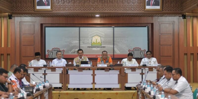 Sekretaris Daerah Aceh M Nasir memimpin Rapat Koordinasi Penyusunan Dokumen R3P Pascabencana di Kantor Gubernur Aceh, Jumat (2/1/2026). Foto: Dok. Biro Adpim Setda Aceh