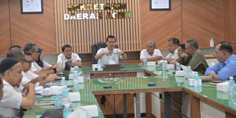 Sekda Aceh M. Nasir memimpin rapat penyusunan dokumen R3P pascabencana hidrometeorologi bersama jajaran SKPA di Banda Aceh, Rabu (31/12/2025). Foto: Dok. Biro Adpim Setda Aceh