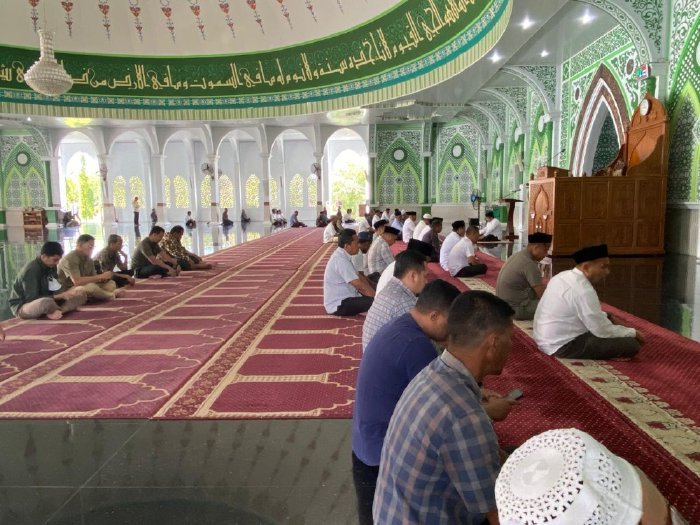 ASN Pemkab Aceh Besar bersama masyarakat mengikuti zikir dan doa bersama rutin setiap Jumat pagi di Masjid Agung Al-Munawwarah Kota Jantho, Jumat (9/1/2026). Foto: Dok. Prokopim Pemkab Aceh Besar