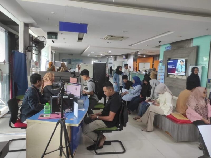 Pelajar memadati loket perekaman KTP-el pemula di Kantor Disdukcapil Kota Banda Aceh selama masa libur sekolah, Rabu (31/12/2025). Foto: Dok. Diskominfo Kota Banda Aceh