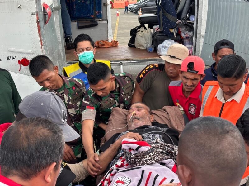 Sikes Lanud Sultan Iskandar Muda bersama Kesdam IM membuka posko Layanan Kesehatan warga dampak bencana alam Sumatera di Shelter Galaxy Mako Lanud Sultan Iskandar Muda, Aceh, Sabtu (3/1/2025).(Foto : NOA.co.id/Farid Ismullah).