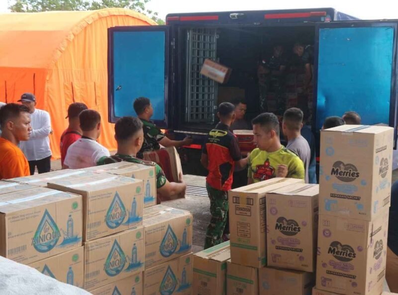 Bantuan BMPD Aceh Tiba di Pos Nasional Lanud SIM untuk Korban Bencana di Shelter Galaxy Mako Lanud Sultan Iskandar Muda (SIM), Aceh Besar, Sabtu (3/1/2026). (Foto : NOA.co.id/Farid Ismullah).